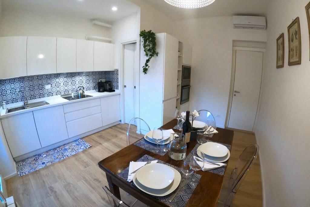 Elegance House Apartment ลาสเปเซีย ภายนอก รูปภาพ